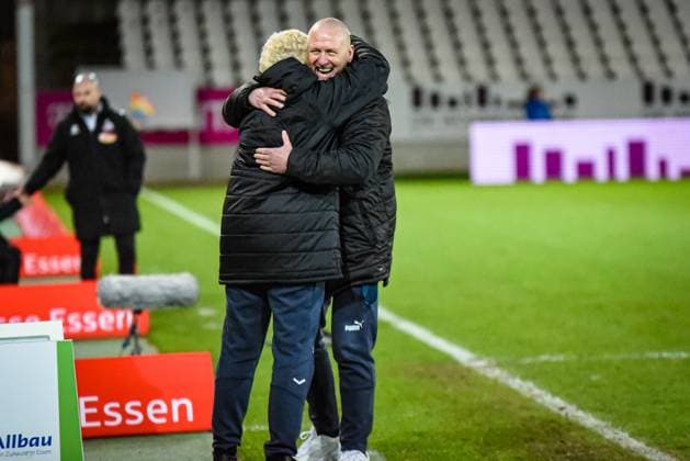 Markus Högner SGS Essen vs. 1. FC Köln 03.02.2023 Markus Högner Trainer SGS Essen Jubel über Sieg. 11. Spieltag der Flyeralarm Frauen-Bundesliga Saison 2022 2023 SGS Essen gegen den 1. FC Köln am 3. Februar 2023 im Stadion an der Hafenstraße in Essen (Nordrhein-Westfalen Deutschland).