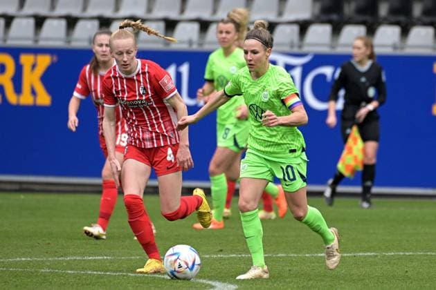 Svenja Huth (VfL Wolfsburg 10) im Zweikampf mit Meret Felde (SC Freiburg 4) GER, SC Freiburg vs. VfL Wolfsburg, Frauen, Fussball, Bundesliga, 11.Spieltag, Saison 2022 2023, 04.02.2023 DFL regulations prohibit any use of photographs as image sequences and or quasi-video. Foto:Eibner-Pressefoto Tobias Baur GER , SC Freiburg vs. VfL Wolfsburg , Fussball , Frauenbundesliga, 12.Spieltag , Saison 2022 2023, 04.02.2023 Freiburg Copyright: xEibner-Pressefotox EP_TBR