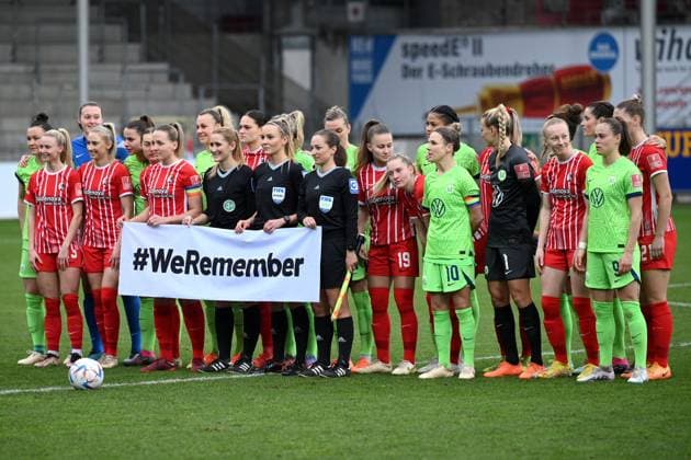 Sport Themen der Woche KW05 Gedanke beider Mannschaften an die Frauen verfolgung GER, SC Freiburg vs. VfL Wolfsburg, Frauen, Fussball, Bundesliga, 11.Spieltag, Saison 2022 2023, 04.02.2023 DFL regulations prohibit any use of photographs as image sequences and or quasi-video. Foto:Eibner-Pressefoto Tobias Baur GER , SC Freiburg vs. VfL Wolfsburg , Fussball , Frauenbundesliga, 12.Spieltag , Saison 2022 2023, 04.02.2023 Freiburg *** Thought of both teams to the womens pursuit GER, SC Freiburg vs VfL Wolfsburg, women, football, Bundesliga, 11 match day, season 2022 2023, 04 02 2023 DFL regulations prohibit any use of photographs as image sequences and or quasi video Foto Eibner Pressefoto Tobias Baur GER , SC Freiburg vs VfL Wolfsburg , football , Frauenbundesliga, 12 match day , season 2022 2023, 04 02 2023 Freiburg Copyright: xEibner-Pressefotox EP_TBR