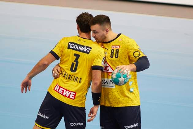 Uwe Gensheimer (Rhein-Neckar Loewen 3) Jannik Kohlbacher (Rhein-Neckar Loewen 80) TSV Hannover-Burgdorf - vs. Rhein-Neckar Loewen, Handball Bundesliga, DHB Pokal Viertelfinale, Saison 2022 2023, 04.02.2023 -Pressefoto Jan-Frederic Helbig TSV Hannover-Burgdorf - vs. Rhein-Neckar Loewen, Handball Bundesliga, HBL, ZAG Arena, Liqui Moly Handball-Bundesliga, DHB Pokal, Viertelfinale, Saison 2022 2023, 04.02.2023 Hannover Copyright: xEibner-Pressefoto Jan-FredericxHelbigx EP_JHG