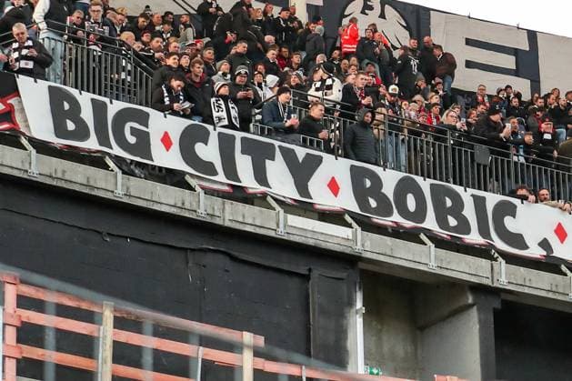 Fußball 1. Bundesliga - Eintracht Frankfurt - Hertha BSC Berlin am 04.02.2023 im Deutsche Bank Park in Frankfurt Die Fans von Eintracht Frankfurt präsentieren in der Nordwestkurve ein Banner gegen Bobic Feature, Symbol, Symbolfoto, charakteristisch, Detail