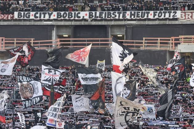 Eintracht Frankfurt - Hertha BSC, 1. FBL Unfreundlicher Gruß der Ultras an Fredi Bobic. Bundesligaspiel zwischen Eintracht Frankfurt und Hertha BSC Berlin am 4. Februar 2023 im Deutsche Bank Park in Frankfurt am Main. Nach Vorgaben der DFL, Deutsche Fußball Liga, ist es untersagt, in dem Stadion und oder vom Spiel angefertigte Fotoaufnahmen in Form von Sequenzbildern und oder videoähnlichen Fotostrecken zu verwerten bzw. verwerten zu lassen., Frankfurt am Main Hessen Deutschland Deutsche Bank Park