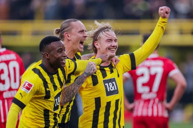 Sport Themen der Woche KW05 04.02.2023, Fussball, Saison 2022 2023, 1. Bundesliga, 19. Spieltag, Borussia Dortmund - SC Freiburg, v. l. Youssoufa Moukoko (Borussia Dortmund), Marius Wolf (Borussia Dortmund), Julian Brandt (Borussia Dortmund) bejubeln das Tor zum 4:1, xRHR-FOTO DEx *** 04 02 2023, Football, Season 2022 2023, 1 Bundesliga, Matchday 19, Borussia Dortmund SC Freiburg, v l Youssoufa Moukoko Borussia Dortmund , Marius Wolf Borussia Dortmund , Julian Brandt Borussia Dortmund celebrate the goal to 4 1, xRHR PHOTO DEx Copyright: DennisxEwert RHR-FOTOx RHR-FOTO DE