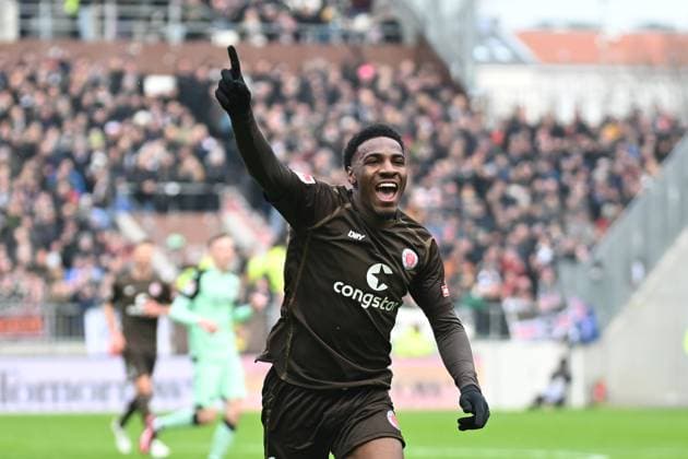 Sport Themen der Woche KW05 Sport Bilder des Tages Fußball I Herren I 2022-2023 I 2. Bundesliga I 19. Spieltag I FC St. Pauli - Hannover 96 I 4.2.2023 Oladapo Afolayan (17, FC St. Pauli) jubelt, Freude, Glück, Lachen Hamburg Millerntor Stadion Hamburg Deutschland *** Soccer I Men I 2022 2023 I 2 Bundesliga I 19 Matchday I FC St Pauli Hannover 96 I 4 2 2023 Oladapo Afolayan 17, FC St Pauli cheers, joy, happiness, laughter Hamburg Millerntor Stadium Hamburg Germany Copyright: xLobeca AndreasxHannigx