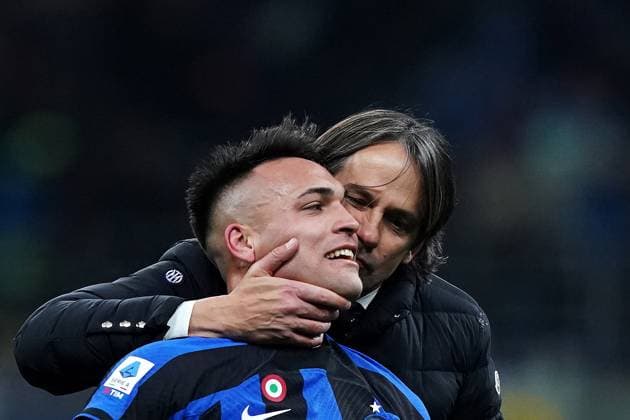 Sport Themen der Woche KW05 Sport Bilder des Tages Foto Spada LaPresse 05 febbraio 2023 - Milano, Italia - calcio - FC Inter vs AC Milan - Campionato italiano di calcio Serie A TIM 2022 2023 - Stadio San Siro. Nella foto: Lautaro Martinez (FC Inter) esulta a fine partita con l allenatore Simone Inzaghi (FC Inter) Febraury 05, 2023 Milan, Italy - sport, calcio - FC Inter vs AC Milan - Italian Serie A Football Championship 2022 2023 - San Siro Stadium. In the pic: Lautaro Martinez (FC Inter) and Simone Inzaghi (FC Inter) celebrates  Copyright: xSpada LaPressex