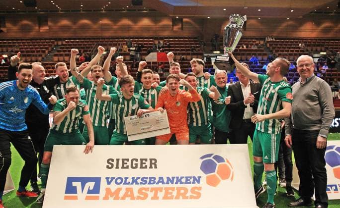 Sport Themen der Woche KW05 Sport Bilder des Tages 05.02.2023, xssnsmx, Fussball Volksbankenmasters-Finale , SV Auersmacher - Sportfreunde Köllerbach emspor, v.l. Siegerfoto SV Auersmacher (DFL DFB REGULATIONS PROHIBIT ANY USE OF PHOTOGRAPHS as IMAGE SEQUENCES and or QUASI-VIDEO) Saarbrücken *** 05 02 2023, xssnsmx, football Volksbankenmasters final , SV Auersmacher Sportfreunde Köllerbach emspor, v l winner photo SV Auersmacher DFL DFB REGULATES PROHIBIT ANY USE OF PHOTOGRAPHS as IMAGE SEQUENCES and or QUASI VIDEO Saarbruecken