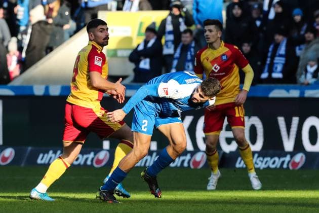 Cristiano Piccini (1. FC Magdeburg,2) gegen Malik Batmaz (Karlsruher SC,9) - 2. Fußball Bundesliga Saison 2022-2023 1. FC Magdeburg vs. Karlsruher SC in der MDCC Arena in Magdeburg - Aktion,Fußball,Mann,Männer,Deutschland,05.02.2023