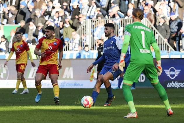 Cristiano Piccini (1. FC Magdeburg,2) und Torwart Dominik Reimann (1. FC Magdeburg,1) gegen Malik Batmaz (Karlsruher SC,9) - 2. Fußball Bundesliga Saison 2022-2023 1. FC Magdeburg vs. Karlsruher SC in der MDCC Arena in Magdeburg - Aktion,Fußball,Mann,Männer,Deutschland,05.02.2023