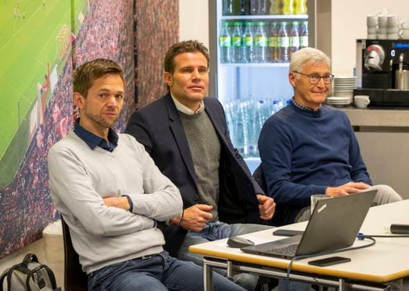 Sport Themen der Woche KW06 Sport Bilder des Tages 07.02.2023, Fussball 1. Bundesliga 2022 2023, Schiedsrichter schulen Sportjournalisten, VDS-Veranstaltung in der Allianz-Arena München. v.li: Dr. Jochen Drees (Leiter Video-Assistenten und Technologien der DFB Schiri GmbH), Dr. Felix Brych (Bundesliga-Schiedsrichter), Lutz Michael Fröhlich (Geschäftsführer und Kommunikation der DFB Schiri GmbH) geben den versammelten Journalisten Auskunft über strittige Spielszenen im Fussball. *** 07 02 2023, Football 1 Bundesliga 2022 2023, Referees train sports journalists, VDS event in the Allianz Arena Munich v li Dr Jochen Drees Head of Video Assistants and Technologies of DFB Schiri GmbH , Dr Felix Brych Bundesliga referee , Lutz Michael Fröhlich Managing Director Sports and Communications of DFB Schiri GmbH give the assembled journalists information about controversial game scenes in football.