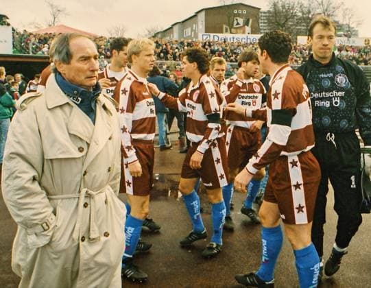 RECORD DATE NOT STATED Aus 2. BL. Saison 1994 95 VfL Wolfsburg - St. Pauli 1:1 am 18.02.1995. Im Foto: St. Pauli Trainer Uli Maslo mit Spieler vorm auflaufen *** From 2 BL season 1994 95 VfL Wolfsburg St Pauli 1 1 on 18 02 1995 In the photo St Pauli coach Uli Maslo with players before the run up