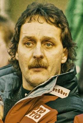 RECORD DATE NOT STATED Aus 2. BL Saison 1994 95 Hannover 96 - VfB Leipzig 1:1 am 26.02.1995. Im Foto: Han96 Trainer Peter Neururer *** From 2 BL season 1994 95 Hannover 96 VfB Leipzig 1 1 on 26 02 1995 In the photo Han96 coach Peter Neururer