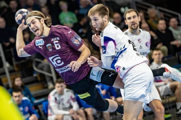 Sport Themen der Woche KW06 Sport Bilder des Tages 07.02.2023, Berlin, Handball, EHF European League, Gruppe D, 7. Spieltag, Max-Schmeling-Halle: Fuechse Berlin gegen HC Motor Zaporozhye. Berlins Jacob Tandrup Holm (l) wirft den Ball auf das Tor gegen Dmytro Horiha von HC Motor Zaporozhye. Fuechse Berlin - HC Motor Zaporozhye *** 07 02 2023, Berlin, Handball, EHF European League, Group D, Matchday 7, Max Schmeling Halle Fuechse Berlin vs HC Motor Zaporozhye Berlins Jacob Tandrup Holm l throws the ball on goal against Dmytro Horiha of HC Motor Zaporozhye Fuechse Berlin HC Motor Zaporozhye