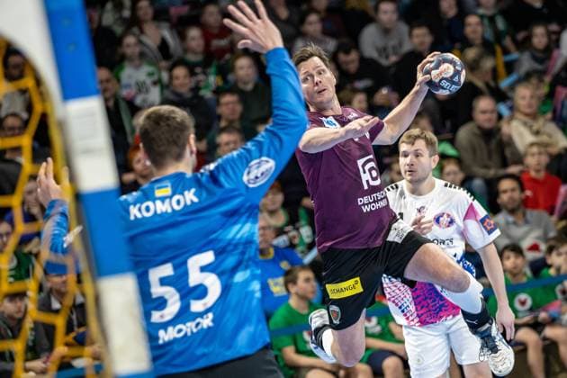 07.02.2023, Berlin, Handball, EHF European League, Gruppe D, 7. Spieltag, Max-Schmeling-Halle: Fuechse Berlin gegen HC Motor Zaporozhye. Berlins Hans Lindberg (r) wirft den Ball auf das Tor von Torhueter Gennadiy Komok von HC Motor Zaporozhye. Fuechse Berlin - HC Motor Zaporozhye