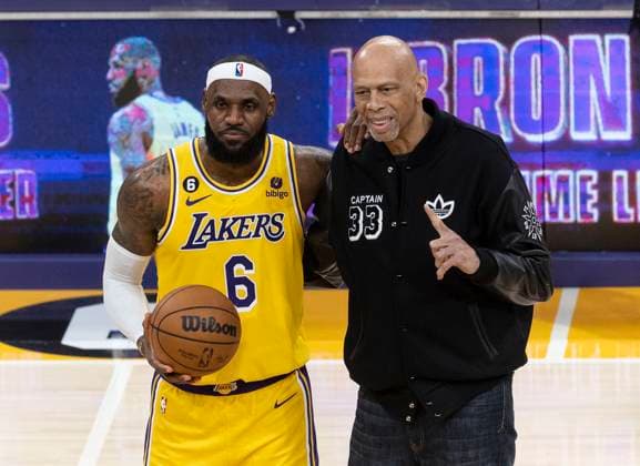 Sport Themen der Woche KW06 Sport Bilder des Tages February 7, 2023, Los Angeles, California, USA: LeBron James 6 of the Los Angeles Lakers poses for a photo with Kareem Abdul-Jabbar after breaking his all time scoring record of 38,388 points during their NBA, Basketball Herren, USA game against the Oklahoma City Thunder on Tuesday February 7, 2023 at Crypto.com Arena in Los Angeles, California. JAVIER ROJAS PI Los Angeles USA - ZUMAp124 20230207_zaa_p124_021 Copyright: xJavierxRojasx
