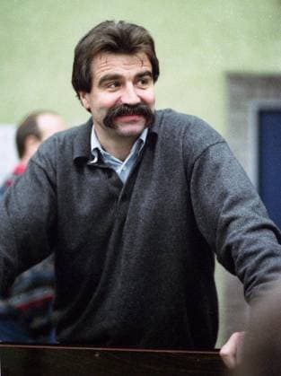 Pokalspiel HSV Düsseldorf - VFL Gummersbach 13.01.1995 Trainer Heiner Brand (GM) Porträtartig beobachtet das Aufwärmen *** Cup match HSV Düsseldorf VFL Gummersbach 13 01 1995 coach Heiner Brand GM portrait observed warming up HM