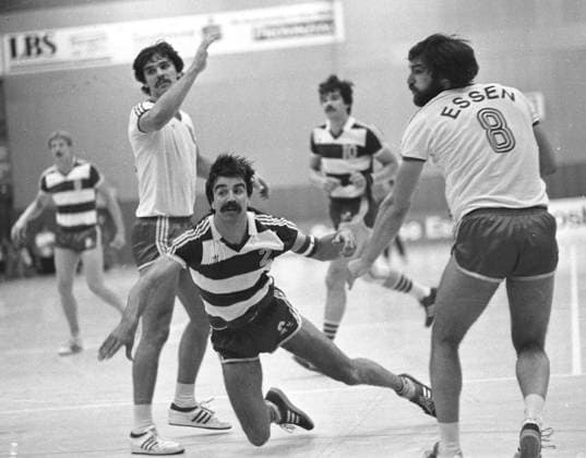 Handball Pokalendspiel vom 18.06.1983 : VFL Gummersbach - Tusem Essen: Spieler Heiner Brandt (VFL) wird gefoult. *** Handball cup final of 18 06 1983 VFL Gummersbach Tusem Essen player Heiner Brandt VFL is fouled HM