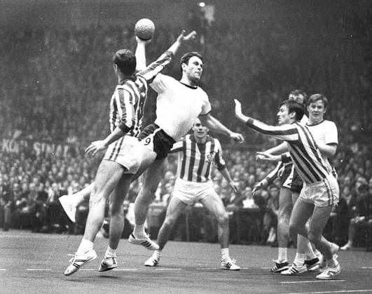 Handball Europapokal: VFL Gummersbach - Dynamo Berlin 26.04.1970 Hans-Günther Hansi Schmidt (Gummersb.) wirft. *** Handball European Cup VFL Gummersbach Dynamo Berlin 26 04 1970 Hans Günther Hansi Schmidt Gummersb throws HM