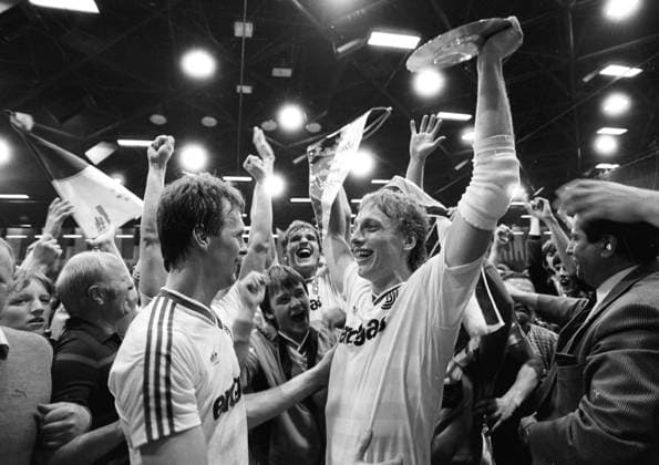 Turu Düsseldorf - VFL Gummersbach 18.05.1985 Meisterehrung VFL Gummersbach: Thomas Krokowski mit dem Meisterteller. *** Turu Düsseldorf VFL Gummersbach 18 05 1985 Champion honor VFL Gummersbach Thomas Krokowski with the champion plate HM