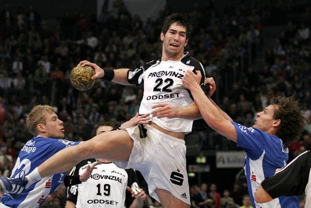 VFL Gummersbach - THW Kiel 32:34 27.12.2005 Nikola Karabatic (Kiel) gegen Frank von Behren (re.) und Gudjon Valur Sigurdsson (beide GM). *** VFL Gummersbach THW Kiel 32 34 27 12 2005 Nikola Karabatic Kiel vs Frank von Behren re and Gudjon Valur Sigurdsson both GM HM