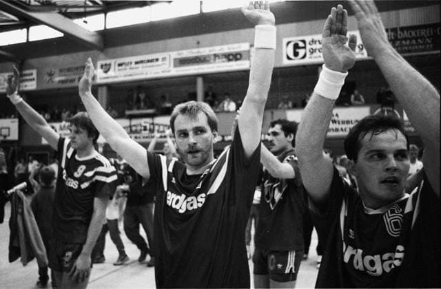 Handball, 1. Gesamtdeutsches Finale,VFL Gummersbach - SC Magdeburg Gummersbacher Spieler klatschen und winken zu ihren Fans *** Handball, 1 All-German Final,VFL Gummersbach SC Magdeburg Gummersbach players clap and wave to their fans HM