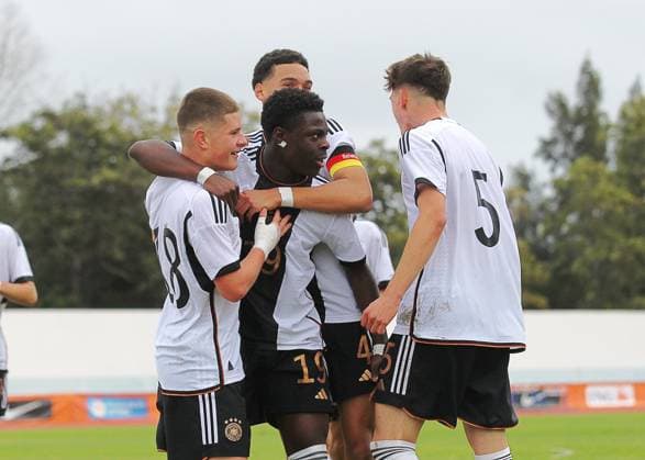 Torjubel 3:0 Deutschland, Torschütze Ken Izekor (GER, mitte) . Fussball: Länderspiel, UEFA Development Tournament in Altura, Portugal: Saison 22 23: Deutschland vs Frankreich , U16 Nationalmannschaft, 08.02.2023.