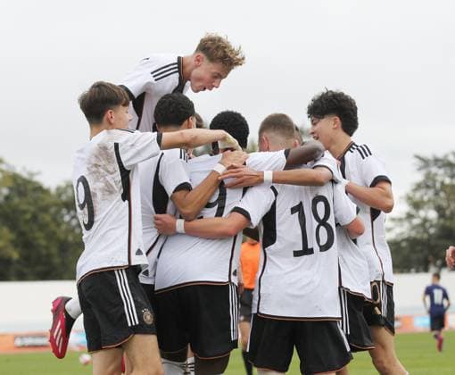 Torjubel 3:0 Deutschland, durch Torschütze Ken Izekor (GER) . Fussball: Länderspiel, UEFA Development Tournament in Altura, Portugal: Saison 22 23: Deutschland vs Frankreich , U16 Nationalmannschaft, 08.02.2023.