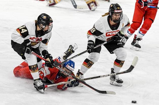Sport Themen der Woche KW06 Sport Bilder des Tages GER, 5-Nationen Turnier in Füssen, Deutschland (GER) vs Tschechien (CZE) 08.02.2023, BLZ Arena, Füssen Fuessen, GER, 5-Nationen Turnier in Füssen, Deutschland (GER) vs Tschechien (CZE), im Bild Carina Strobel (GER, 14) und Bernadette Karpf (GER, 18) setzen sich gegen Tereza Plosova (CZE, 14) durch *** GER, 5 Nations Tournament in Füssen, Germany GER vs Czech Republic CZE 08 02 2023, BLZ Arena, Füssen Fuessen, GER, 5 Nations Tournament in Füssen, Germany GER vs Czech Republic CZE , in picture Carina Strobel GER, 14 and Bernadette Karpf GER, 18 prevail against Tereza Plosova CZE, 14 nordphotoxGmbHx xHafner nph00200