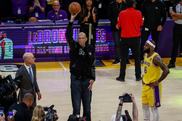 February 7, 2023, Los Angeles, United States: NBA, Basketball Herren, USA Commissioner Adam Silver (L) looks on as Kareem Abdul-Jabbar (C) presents a ball to Los Angeles Lakers forward LeBron James (R) after scoring to pass Kareem Abdul-Jabbar to become the NBA s all-time leading scorer during an NBA basketball game against the Oklahoma City Thunder..Final scores; Thunder 133:130 Lakers Los Angeles United States - ZUMAs197 20230207_zab_s197_066 Copyright: xRingoxChiux
