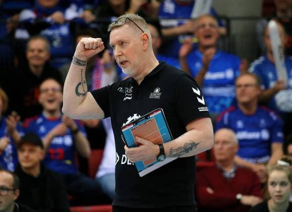 BAU 08.02. Stuttgart Volleyball Allianz MTV Stuttgart vs. Tenerife la Laguna, Trainer Tore Aleksandersen (Stuttgart) jubelt und ballt die Faust