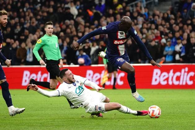 Jordan Veretout (Olympique de Marseille) - Nuno Mendes (PSG) FOOTBALL : Olympique de Marseille vs PSG - Coupe de France - 8eme de finale - Marseille - 08 02 2023 NorbertScanella Panoramic 