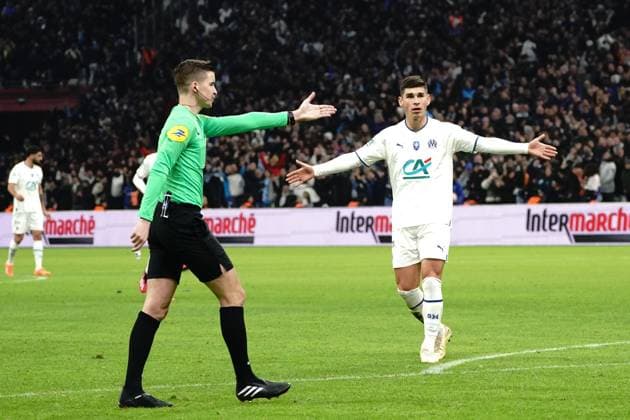Francois Letexier (arbitre) - Ruslan Malinovskyi (Olympique de Marseille) FOOTBALL : Olympique de Marseille vs PSG - Coupe de France - 8eme de finale - Marseille - 08 02 2023 NorbertScanella Panoramic 