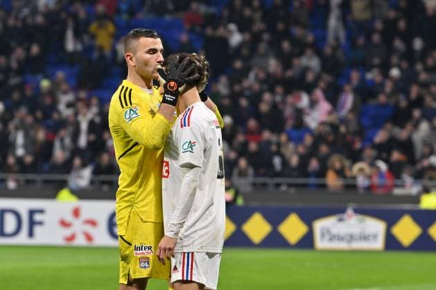 Anthony Lopes avec Maxence Caqueret (lyon) FOOTBALL: Olympique Lyonnais vs Lille Olympique Sporting Club - 8e Coupe de France - 08 02 2023 FredericChambert Panoramic 