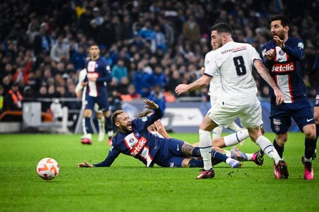 (230209) -- MARSEILLE, Feb. 9, 2023 -- Paris Saint-Germain s Neymar (1st L) falls down during the French Cup round of 16 football match between Olympique de Marseille (OM) and Paris Saint-Germain (PSG) at the Velodrome stadium in Marseille, Feb. 8, 2023. (Photo by Clement Mahoudeau Xinhua) (SP)FRANCE-MARSEILLE-FOOTBALL-FRENCH CUP-PSG VS OM CxLEMENTMAHOUDEAUgaojing 