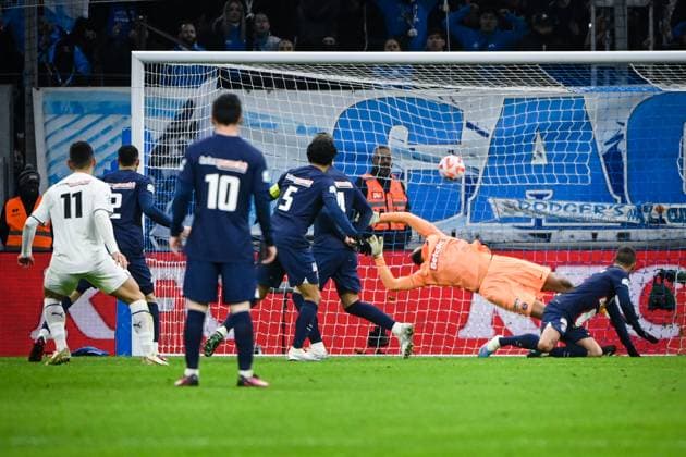 (230209) -- MARSEILLE, Feb. 9, 2023 -- Marseille s Ruslan Malinovskyi (1st L) shoots to score during the French Cup round of 16 football match between Olympique de Marseille (OM) and Paris Saint-Germain (PSG) at the Velodrome stadium in Marseille, Feb. 8, 2023. (Photo by Clement Mahoudeau Xinhua) (SP)FRANCE-MARSEILLE-FOOTBALL-FRENCH CUP-PSG VS OM CxLEMENTMAHOUDEAUgaojing 