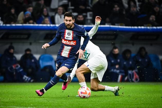 (230209) -- MARSEILLE, Feb. 9, 2023 -- Paris Saint-Germain s Lionel Messi (L) competes during the French Cup round of 16 football match between Olympique de Marseille (OM) and Paris Saint-Germain (PSG) at the Velodrome stadium in Marseille, Feb. 8, 2023. (Photo by Clement Mahoudeau Xinhua) (SP)FRANCE-MARSEILLE-FOOTBALL-FRENCH CUP-PSG VS OM CxLEMENTMAHOUDEAUgaojing 