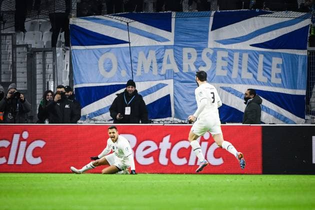 (230209) -- MARSEILLE, Feb. 9, 2023 -- Marseille s Alexis Sanchez (L) celebrates scoring during the French Cup round of 16 football match between Olympique de Marseille (OM) and Paris Saint-Germain (PSG) at the Velodrome stadium in Marseille, Feb. 8, 2023. (Photo by Clement Mahoudeau Xinhua) (SP)FRANCE-MARSEILLE-FOOTBALL-FRENCH CUP-PSG VS OM CxLEMENTMAHOUDEAUgaojing 