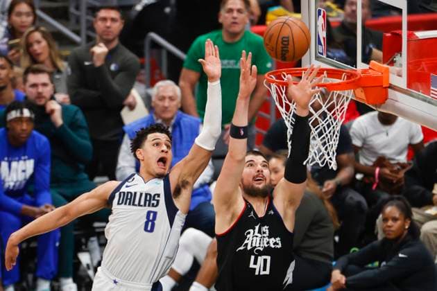 Sport Themen der Woche KW06 Sport Bilder des Tages February 8, 2023, Los Angeles, California, United States: Los Angeles Clippers center Ivica Zubac (40) and Dallas Mavericks guard Josh Green (8) fight for the rebound during an NBA, Basketball Herren, USA basketball game Wednesday, Febuary 8, 2023, in Los Angeles.The the Dallas Mavericks won 110-104. Los Angeles United States - ZUMAc68_ 20230208_zaf_c68_028 Copyright: xRingoxChiux