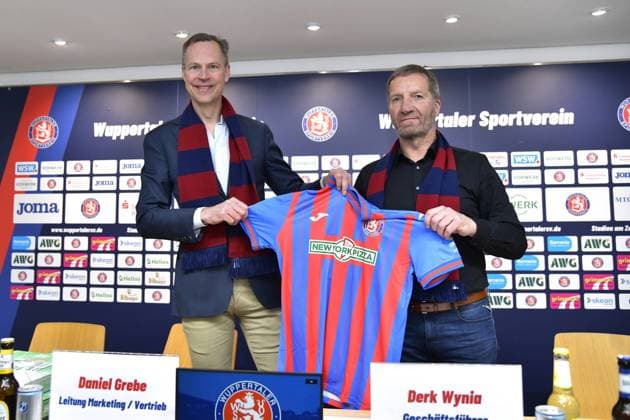 Sport Themen der Woche KW06 Sport Bilder des Tages GER, Regionalliga West, Wuppertaler SV Pressekonferenz neuer Trikotsponsor 09.02.2023,Wuppertal ,Stadion am Zoo, GER, Regionalliga West, Wuppertaler SV Pressekonferenz neuer Trikotsponsor DFB- Regionalliga West regulations prohibit any use of photographs as image sequences and or quasi-video im Bild zeigen Derk Wynia Geschäftsführer von New York Pizza Deutschland. Und Sportvorstand Thomas Richter ( Wuppertaler SV) das neue Trikot. *** GER, Regionalliga West, Wuppertaler SV press conference new jersey sponsor 09 02 2023,Wuppertal ,Stadion am Zoo, GER, Regionalliga West, Wuppertaler SV press conference new jersey sponsor DFB Regionalliga West regulations prohibit any use of photographs as image sequences and or quasi video in the picture show Derk Wynia Managing Director of New York Pizza Germany And Sports Director Thomas Richter Wuppertaler SV the new jersey NordphotoxGmbHx xFreund nph00018