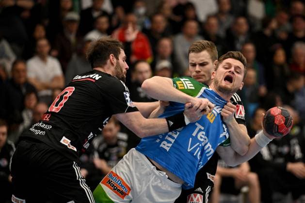 Sport Themen der Woche KW06 09.02.2023, Goeppingen, Germany, EWS Arena, FRISCH AUF! Goeppingen vs HC Erlangen - LIQUI MOLY Handball Bundesliga, Nico Buedel (HC Erlangen), David Schmidt (FRISCH AUF! Goeppingen) und Christopher Bissel (HC Erlangen) im Zweikampf (Foto H. Langer, H. Langer) DFB DFL REGULATIONS PROHIBIT ANY USE OF PHOTOGRAPHS AS IMAGE SEQUENCES AND OR QUASI-VIDEO. Goeppingen EWS Arena Baden Wuerttemberg Germany *** 09 02 2023, Goeppingen, Germany, EWS Arena, FRISCH AUF Goeppingen vs HC Erlangen LIQUI MOLY Handball Bundesliga, Nico Buedel HC Erlangen , David Schmidt FRISCH AUF Goeppingen and Christopher Bissel HC Erlangen in duel Photo H Langer, H Langer DFB DFL REGULATIONS PROHIBIT ANY USE OF PHOTOGRAPHS AS IMAGE SEQUENCES AND OR QUASI VIDEO Goeppingen EWS Arena Baden Wuerttemberg Germany  541_FAGHCE20230309_027 Langer-541