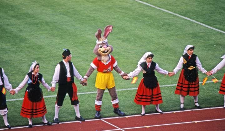 10.06.88 Italien - Deutschland Deutschland, Düsseldorf, 10.06.1988, Fussball, Europameisterschaft EM 1988 in Deutschland, Italien - Deutschland (1:1): Eröffnungsfeier Rheinstadion Berni (Maskottchen). *** 10 06 88 Italy Germany Germany, Düsseldorf, 10 06 1988, football, European Championship EM 1988 in Germany, Italy Germany 1 1 opening ceremony Rheinstadion Berni mascot