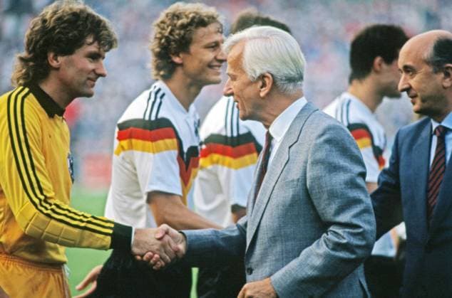 10.06.88 Italien - Deutschland Deutschland, Düsseldorf, 10.06.1988, Fussball, Europameisterschaft EM 1988 in Deutschland, Italien - Deutschland (1:1): v.l. Eike Immel (Deutschland), Richard von Weizäcker (Bundespräsident). *** 10 06 88 Italy Germany Germany, Düsseldorf, 10 06 1988, Football, European Championship European Championship 1988 in Germany, Italy Germany 1 1 v l Eike Immel Germany , Richard von Weizäcker German President