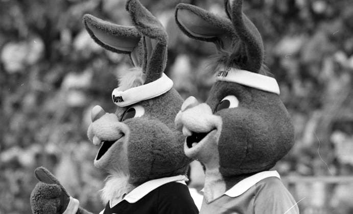 10.06.88 Italien - Deutschland Deutschland, Düsseldorf, 10.06.1988, Fussball, Europameisterschaft EM 1988 in Deutschland, Italien - Deutschland (1:1): Berni (Maskottchen). *** 10 06 88 Italy Germany Germany, Düsseldorf, 10 06 1988, football, European Championship EM 1988 in Germany, Italy Germany 1 1 Berni mascot