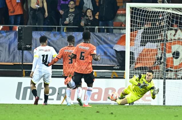 I Openda ( 11 - Lens ) - Vito Mannone ( 1 - FC Lorient ) - FOOTBALL : Lorient vs Lens - Coupe de France - 09 02 2023 FedericoPestellini Panoramic 