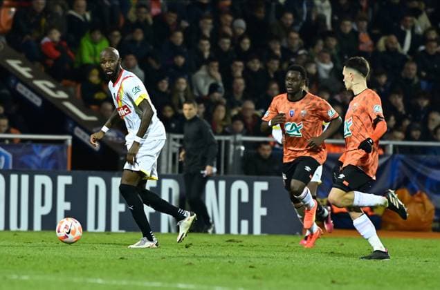 S Fofana ( 18 - Lens ) - E Le Fee ( 10 - FC Lorient ) - FOOTBALL : Lorient vs Lens - Coupe de France - 09 02 2023 FedericoPestellini Panoramic 