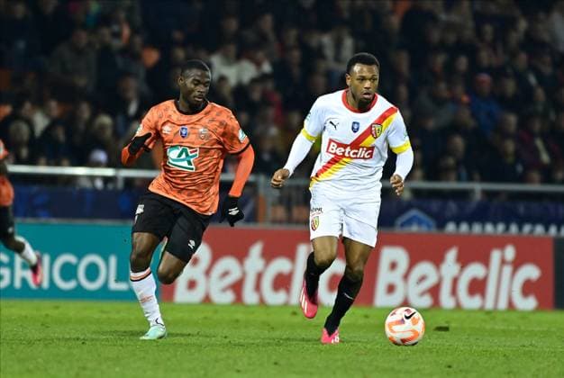 D Yongwa ( 3 - FC Lorient ) - I Openda ( 11 - Lens ) - FOOTBALL : Lorient vs Lens - Coupe de France - 09 02 2023 FedericoPestellini Panoramic 