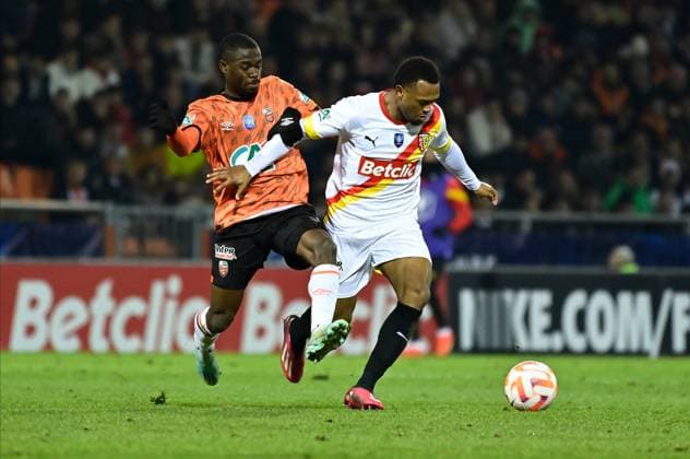 D Yongwa ( 3 - FC Lorient ) - I Openda ( 11 - Lens ) - FOOTBALL : Lorient vs Lens - Coupe de France - 09 02 2023 FedericoPestellini Panoramic 