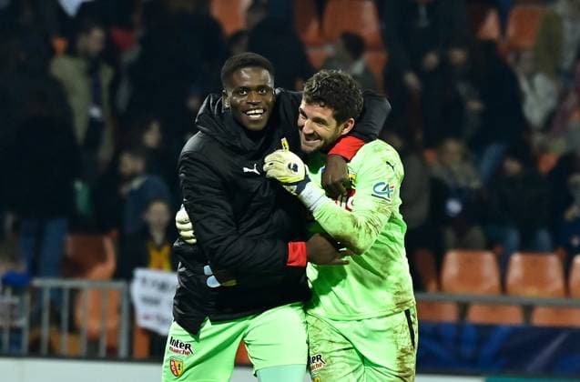 Joie des joueurs de Lens en fin de match apres sa victoire - J Leca ( 1 - Lens ) - B Samba ( 16 - Lens ) - FOOTBALL : Lorient vs Lens - Coupe de France - 09 02 2023 FedericoPestellini Panoramic 