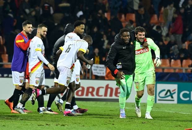 Joie des joueurs de Lens en fin de match apres sa victoire - J Leca ( 1 - Lens ) - B Samba ( 16 - Lens ) - FOOTBALL : Lorient vs Lens - Coupe de France - 09 02 2023 FedericoPestellini Panoramic 