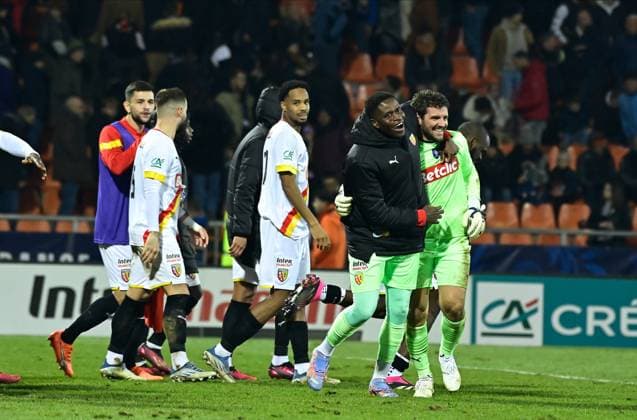 Joie des joueurs de Lens en fin de match apres sa victoire - J Leca ( 1 - Lens ) - B Samba ( 16 - Lens ) - FOOTBALL : Lorient vs Lens - Coupe de France - 09 02 2023 FedericoPestellini Panoramic 