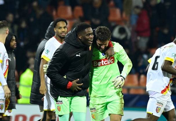 Joie des joueurs de Lens en fin de match apres sa victoire - J Leca ( 1 - Lens ) - B Samba ( 16 - Lens ) - FOOTBALL : Lorient vs Lens - Coupe de France - 09 02 2023 FedericoPestellini Panoramic 